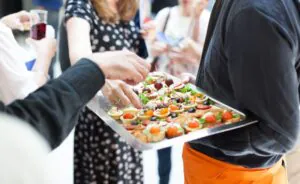 ¿Por qué contratar un servicio de catering para tu evento corporativo? - En Tus Fogones